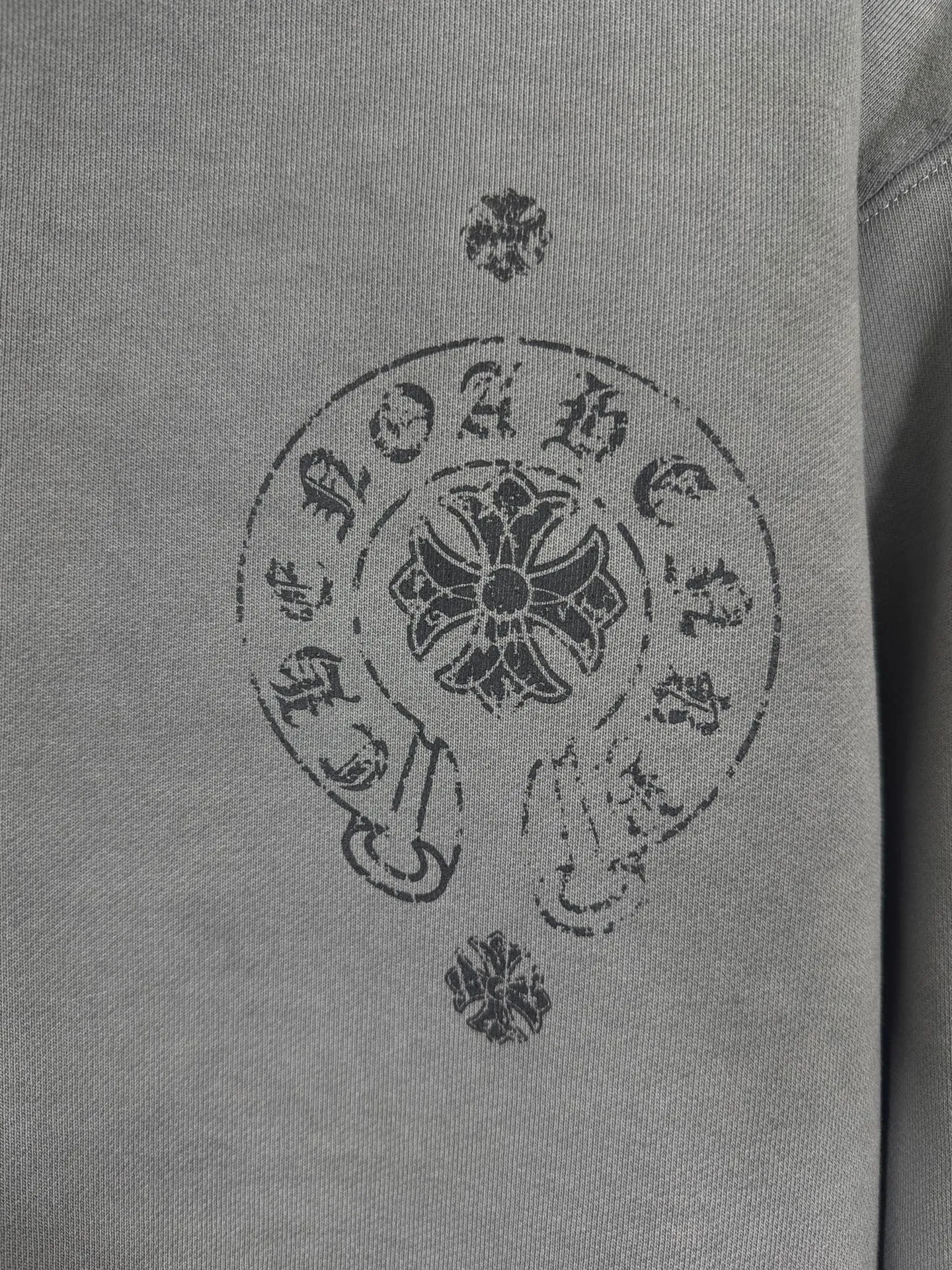 P260 top version, real shot without P, ​​different from market currency) 𝗖𝗵𝗿𝗼𝗺𝗲 𝗛𝗲𝗮𝗿𝘁𝘀/Cro Heart 2025 washed patch embroidery autumn and winter new original single counter American laser burnt 3D three-dimensional color embroidered couple casual sweatshirt 👑The highest version! Customized fabric 420g tripe terry fabric! American acid-washed and distressed original fabric laser burnt ✟appliqué embroidery and exquisite embroidery of letters! The best-selling model in the counter, very comfortable to wear. Accessories: original molded and authenticated collar label➕100% silk wash label. Genuine purchase-grade original hangtag➕matching hanging rope➕3D hanging beads➕original packaging bag. Craftsmanship: The original version has consistent wiring! The highest version of the armhole matching technique! Color: Earth Yellow Gray Black Size: S M L XL Style No.: 9320